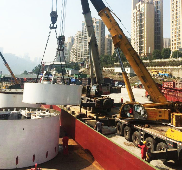 巴东吊车作业中
