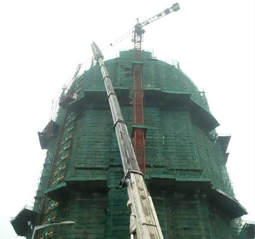 巴东吊车在工地上作业